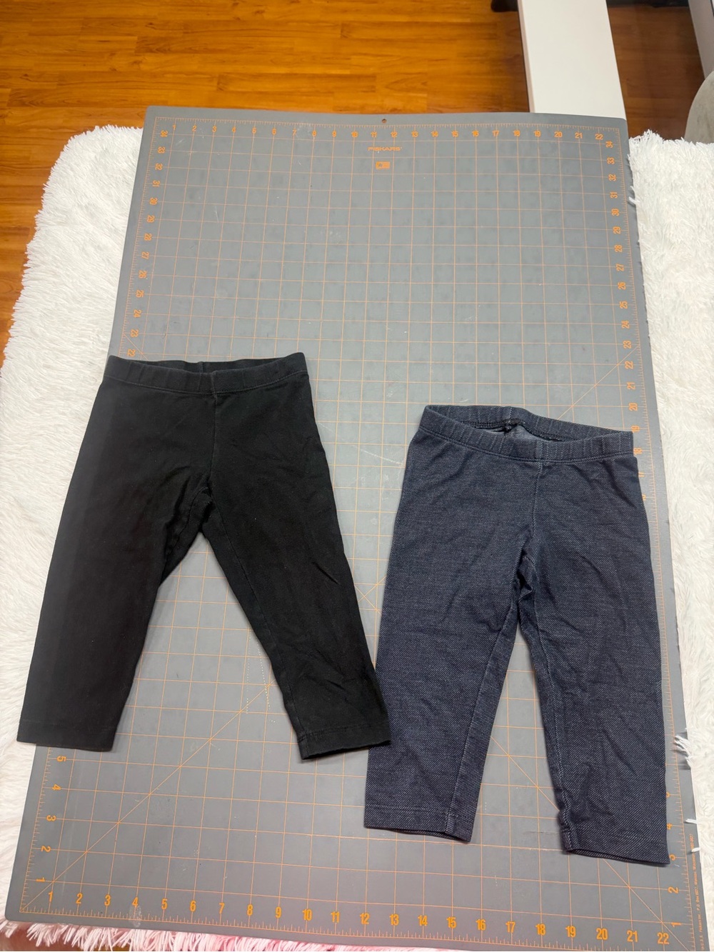 Cat & Jack Black and Navy Kids Leggings Set black pair has a hole xs (4/5)